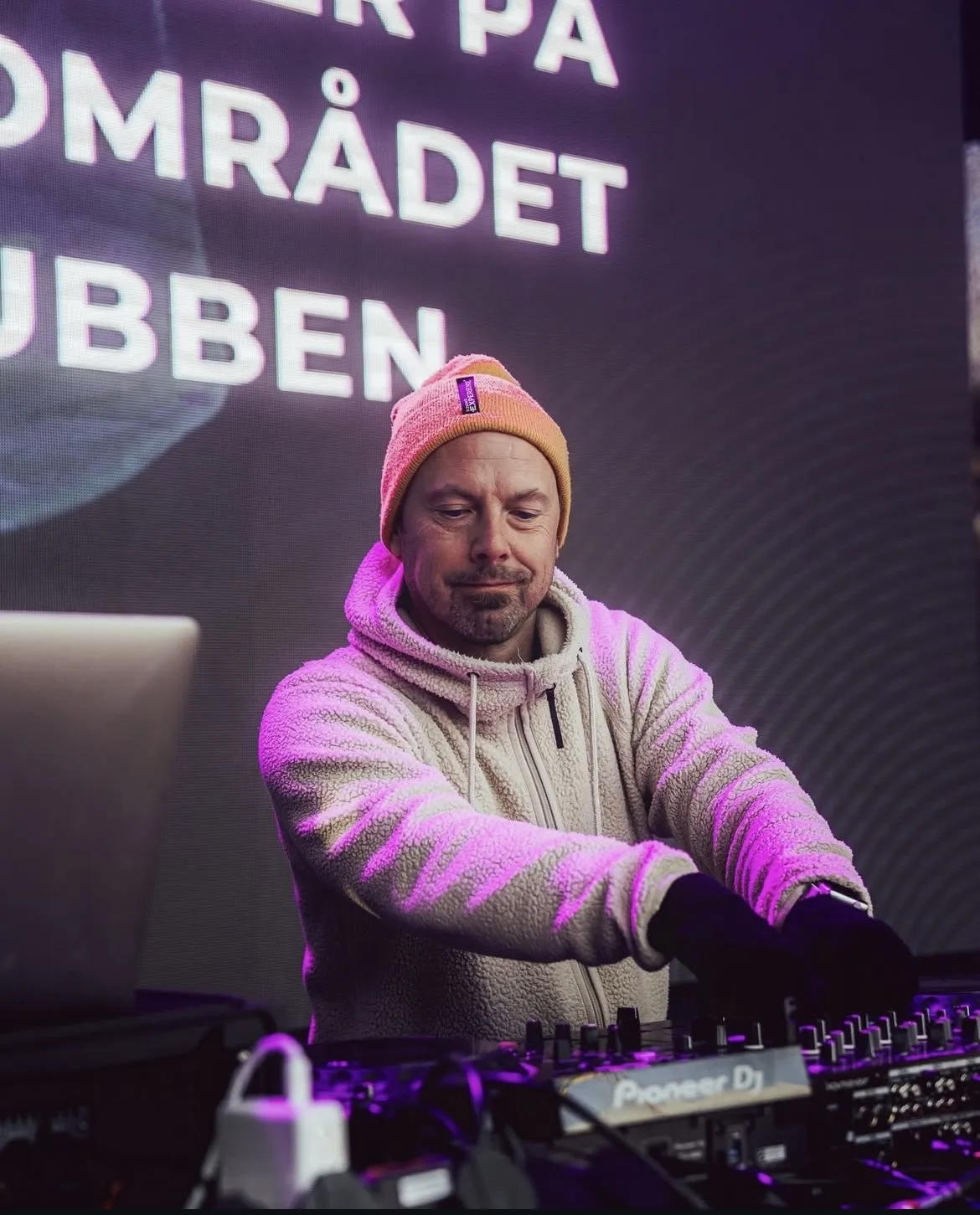 djhenke spelar på Pioneer DJ-kontroller